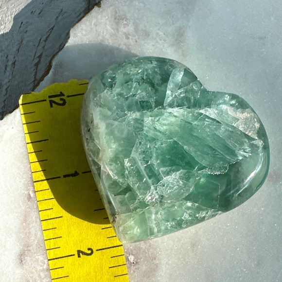 Genuine 574.00 Cts Green Fluorite Heart - Picture 8 of 16
